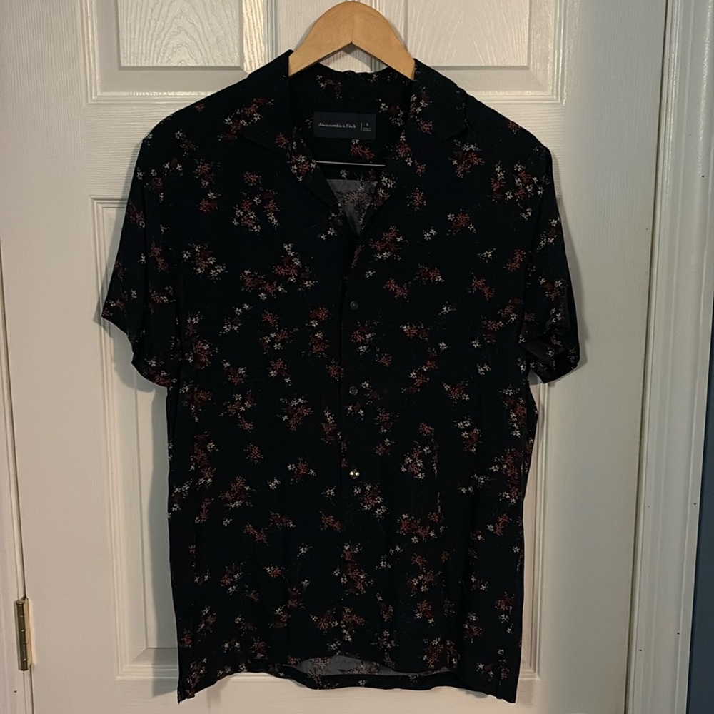 Gently worn men’s A&F dark navy button down. Size small